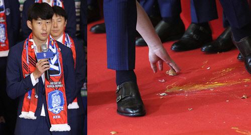 대한민국 축구대표팀의 손흥민이 29일 오후 인천공항을 통해 귀국한 뒤 인사말을 마치며 일부 팬들이 던진 계란을 피해 자리로 돌아가고 있다. <연합뉴스>